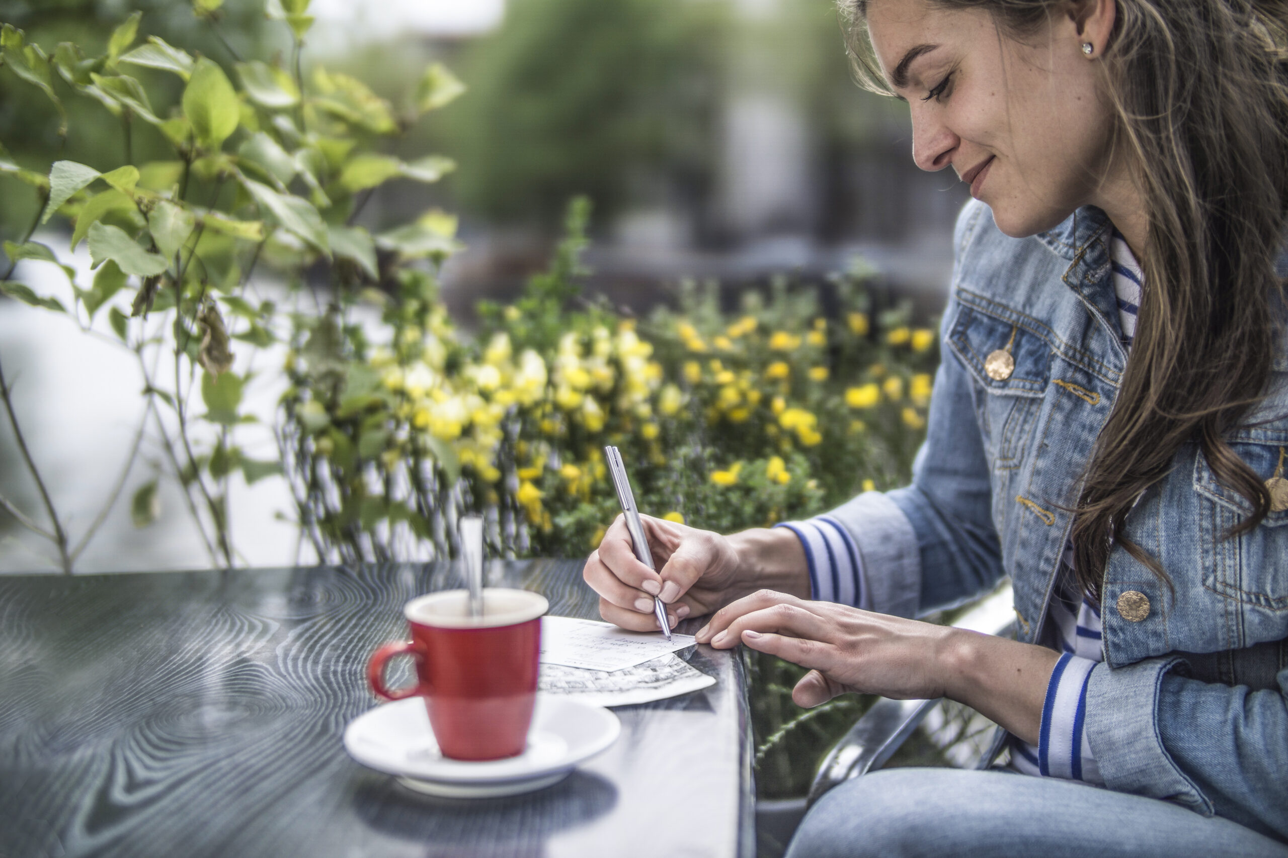 Holland, Amsterdam, Frau schreibt Postkarte in einem Cafe an einer Gracht, Single, Urlaub,Tourist, Grachten, Enstpannung, Work Life Balance